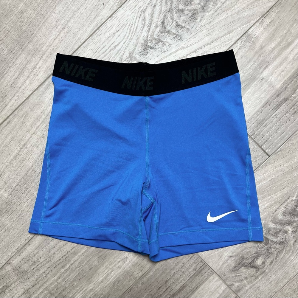 Nike DRI-Fit Booty Shorts M